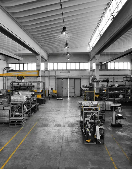 Foto interna del capannone per lavorazioni metalliche